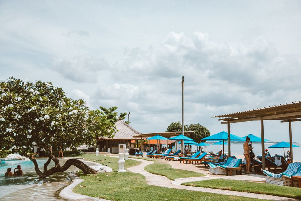 Jaki nocleg wybrać - hotel z basenem czy domek blisko plaży?
