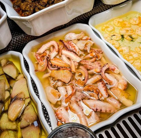 Wyżywienie na wakacjach z basenem nad morzem – jak wybierać noclegi z najlepszą ofertą gastronomiczną?