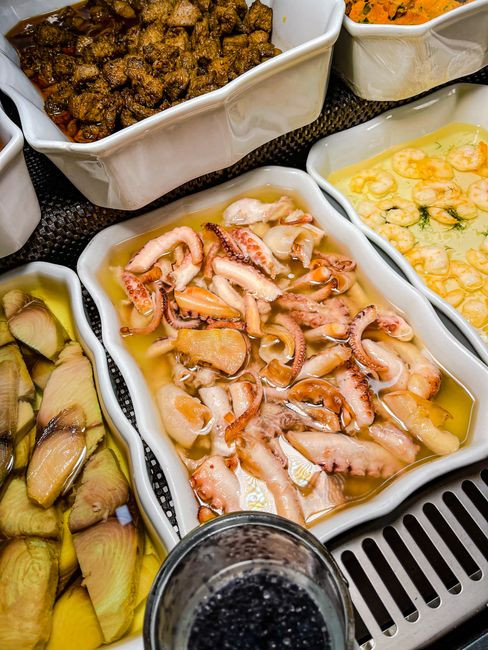 Wyżywienie na wakacjach z basenem nad morzem – jak wybierać noclegi z najlepszą ofertą gastronomiczną?
